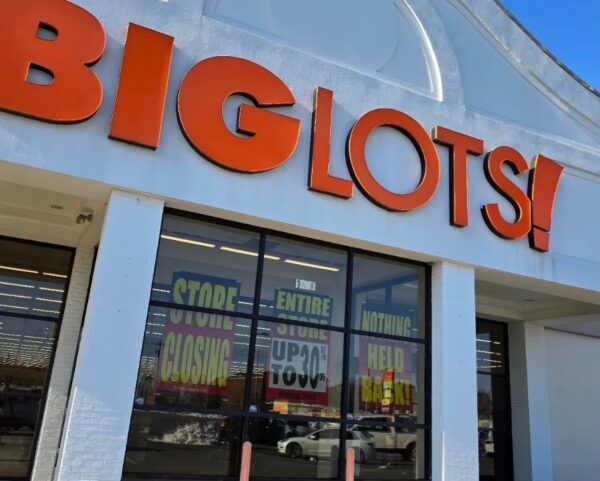 Photo of Big Lots Store in Benton, Arkansas, showing a sign that says they are closing the store, and there is currently a sale for up to 30% off.